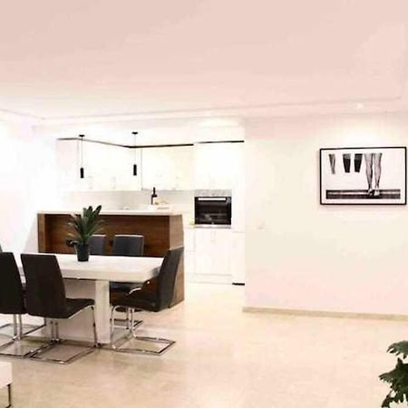Large Modern Beach Front Apartment, Rooftop Pool!! 마르베야 외부 사진