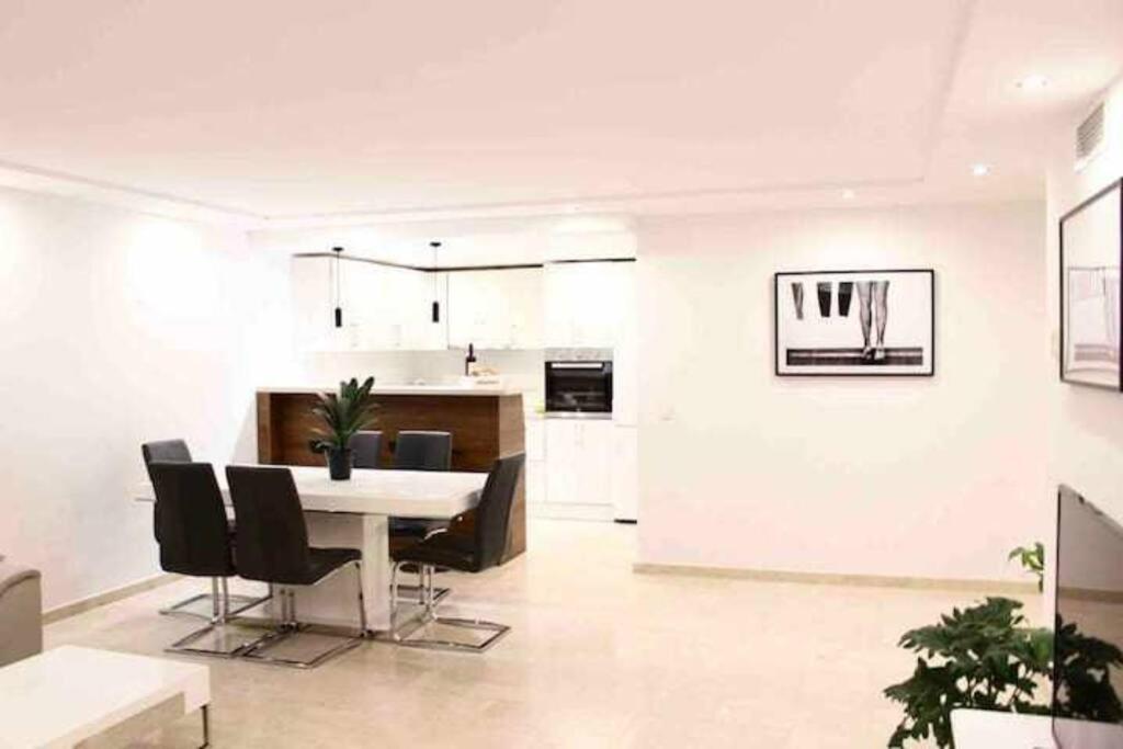 Large Modern Beach Front Apartment, Rooftop Pool!! 마르베야 외부 사진