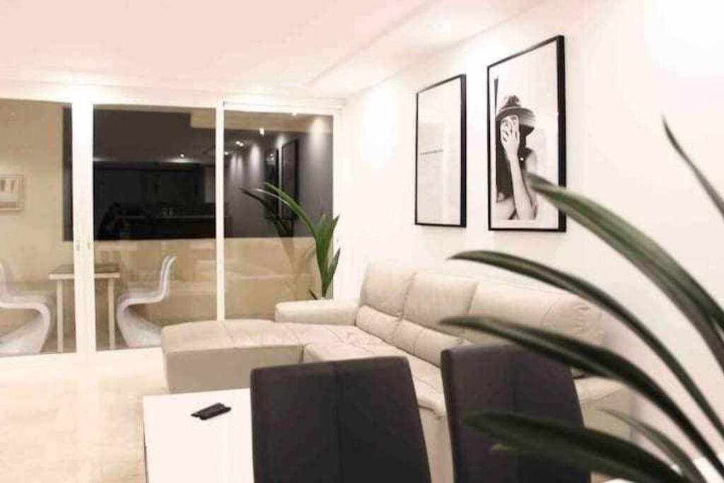 Large Modern Beach Front Apartment, Rooftop Pool!! 마르베야 외부 사진