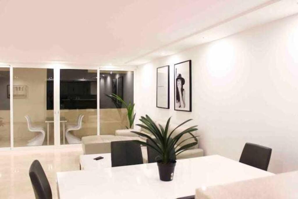 Large Modern Beach Front Apartment, Rooftop Pool!! 마르베야 외부 사진