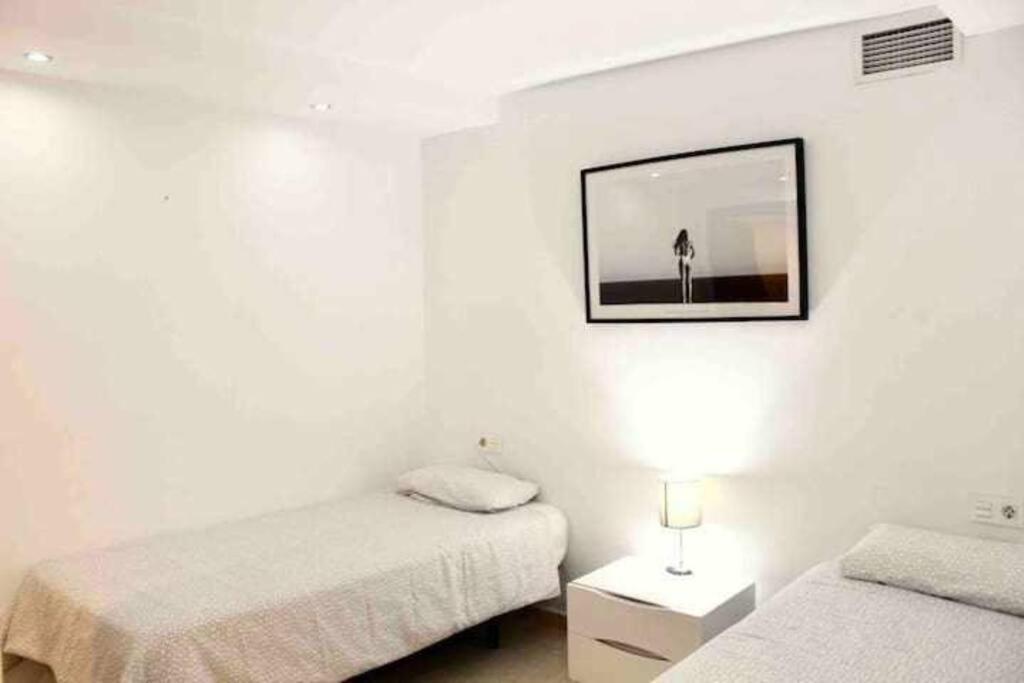 Large Modern Beach Front Apartment, Rooftop Pool!! 마르베야 외부 사진